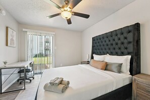 2 chambres, bureau, fer et planche à repasser, lit de bébé portatif