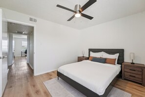 2 habitaciones, escritorio y tabla de planchar con plancha