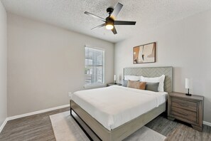 2 bedrooms, desk, iron/ironing board, WiFi