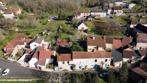 Luchtbeeld van een woongebied met huizen, wegen en groen.