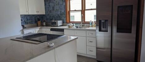 Jääkaappi, uuni, liesi, astianpesukone