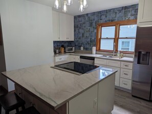 Fridge, oven, stovetop, dishwasher