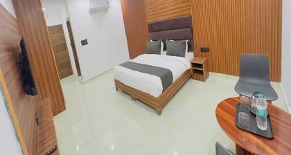 Hotel O Sector 18 Metro Station