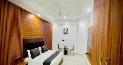 Hotel O Sector 18 Metro Station