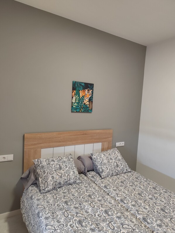 1 bedroom, iron/ironing board, Internet, bed sheets - Standard 1 bedroom apartment (Sevilla)