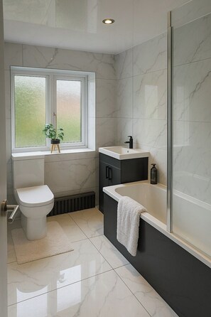 Regadera, secadora de cabello, toallas