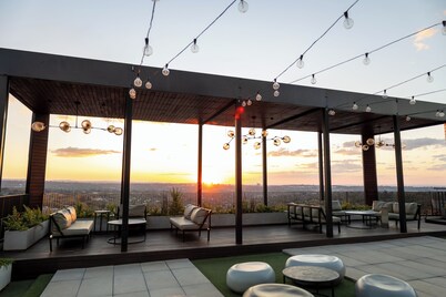Sunset Views- King Bed - Workspace- Sandton