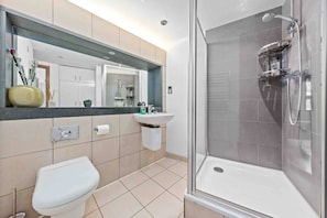 シャワー、タオル、石鹸、トイレットペーパー