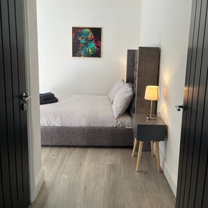 1 soverom, strykejern/-brett, internettilgang og sengetøy