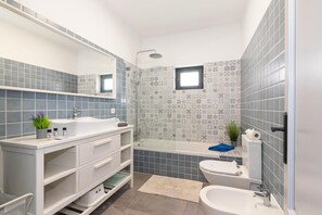 Regadera, secadora de cabello, toallas 