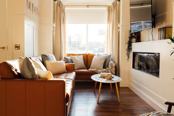 TV, fireplace