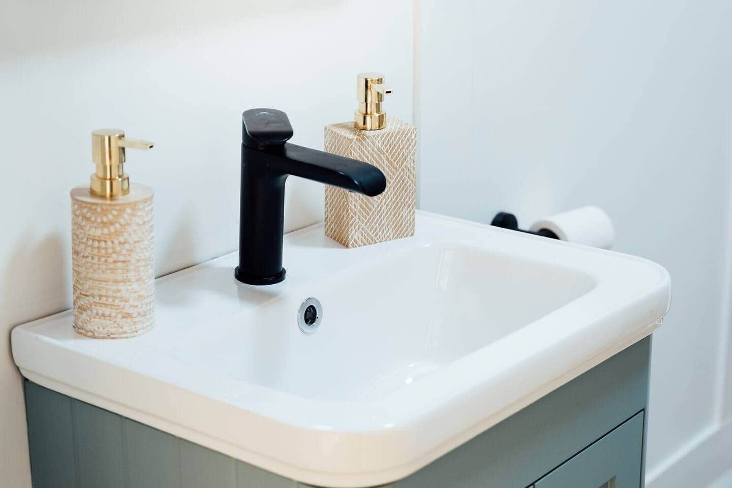 Suihku, hiustenkuivaaja, saippua, vessapaperi