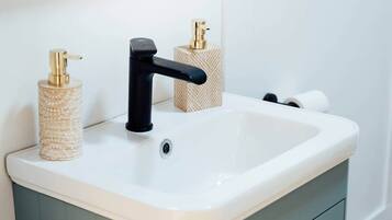 Ducha, secador de pelo, jabón, papel higiénico