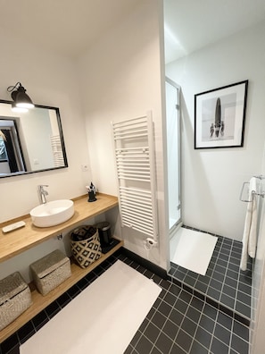 Dusche, Haartrockner, Handtücher, Toilettenpapier