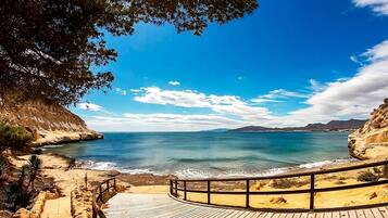 Plage, chaises longues