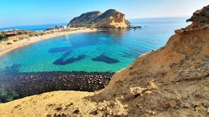 Perto da praia, espreguiçadeiras 