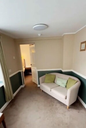 Executive Quadruple Room | Living area