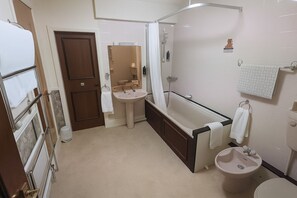 Kamar Double Standar | Kamar mandi | Kombinasi shower/bathtub dan perlengkapan mandi gratis