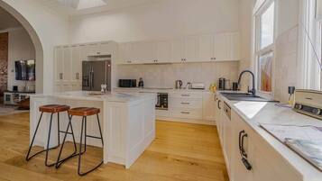 Jääkaappi, mikroaaltouuni, uuni, liesi