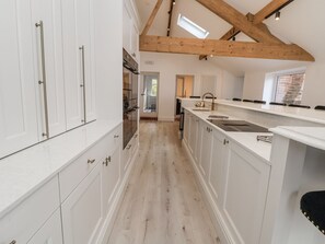 Cottage | Private kitchen | Dishwasher, cookware/dishes/utensils - The House at School Farm (Sandbach)