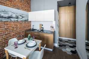 Suite estudio superior | Cocina privada | Frigorífico, placa de cocina, cafetera o tetera y hervidor eléctrico