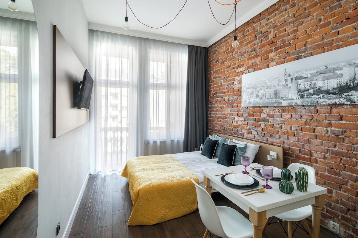 Superior Studio Suite | Laptop workspace, blackout curtains, iron/ironing board, free WiFi