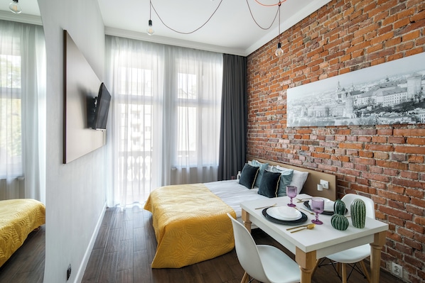 Suite estudio superior | Espacio para trabajar con laptop y cortinas blackout