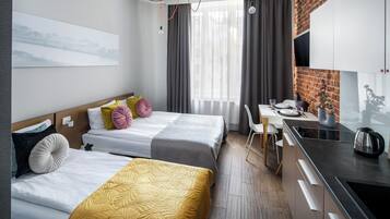 Studio Suite tiện nghi đơn giản | Khu vực làm việc phù hợp cho laptop, màn/rèm cản sáng