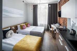 Suite estudio Confort | Espacio para trabajar con laptop y cortinas blackout