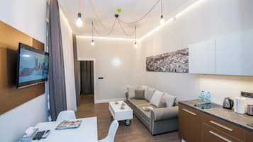 Apartamento com design assinado | Espaço de trabalho para notebook, cortinas blackout