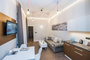 Departamento Prestigio | Espacio para trabajar con laptop y cortinas blackout