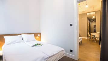 Departamento Prestigio | Espacio para trabajar con laptop y cortinas blackout