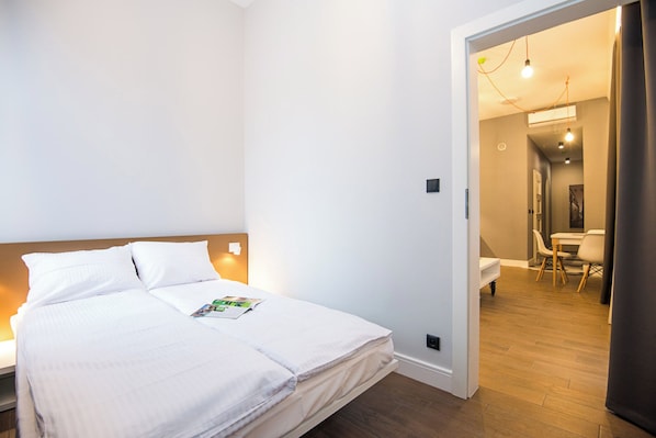 Espacio para trabajar con laptop y cortinas blackout