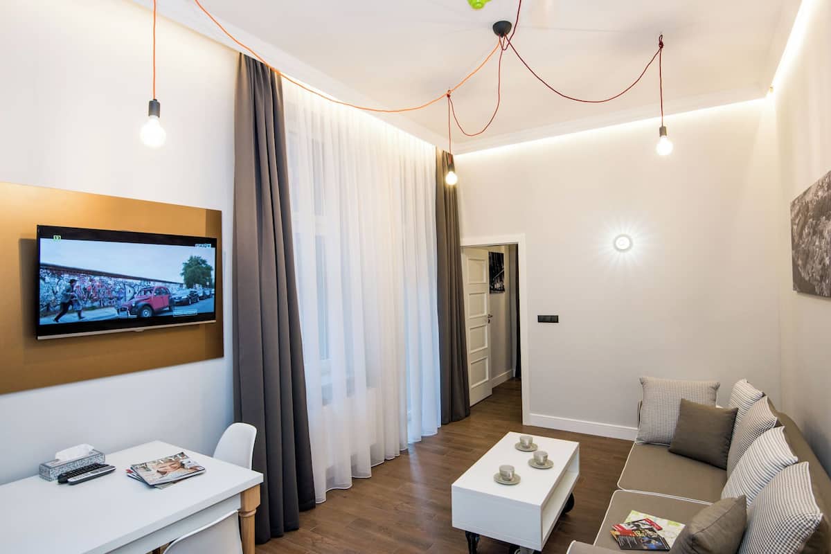 Departamento Prestigio | Espacio para trabajar con laptop y cortinas blackout