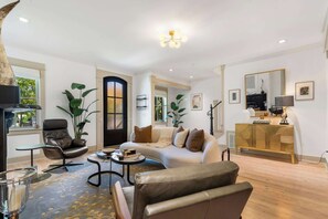 TV, fireplace, offices - Bricklight Manor, Just off Bentonville Square (Bentonville)