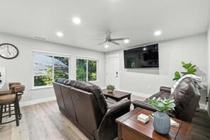 TV - The White House | Unit 2 (Shaver Lake)