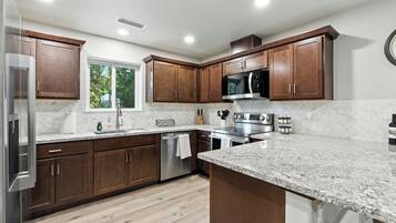 Refrigerador, microondas, horno y parrilla de estufa