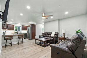 TV - The White House | Unit 3 (Shaver Lake)