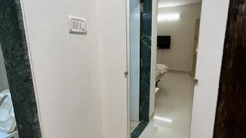 Regadera, amenidades de baño gratuitas, toallas, jabón