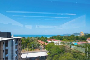 A coastal view with buildings, a road, and a clear sky. - Great views apartment with King bed Torres del Mar (Jacó, Torres del Mar)