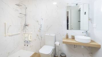 Een douche, een haardroger, handdoeken