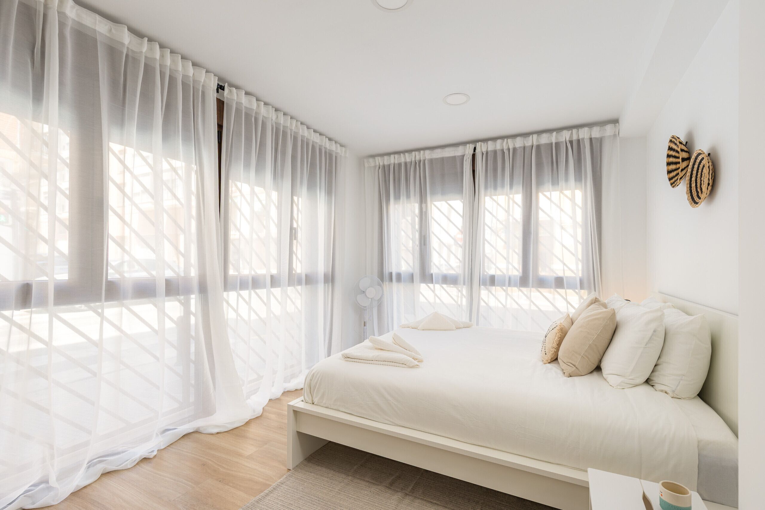 Tabla de planchar con plancha, wifi gratis y ropa de cama 