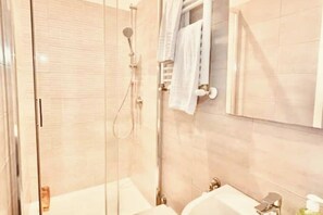 Dusche, Haartrockner, Bidet, Handtücher