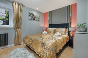 Skrivebord, strykejern/-brett, reiseseng for barn og wi-fi (inkludert)