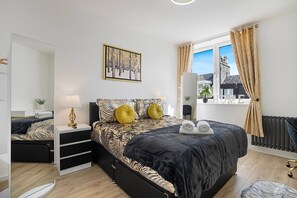 2 habitaciones, escritorio y tabla de planchar con plancha 
