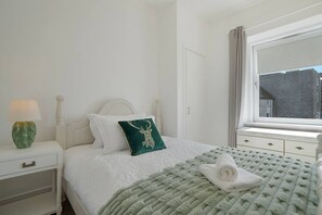 Skrivebord, strykejern/-brett, reiseseng for barn og wi-fi (inkludert)