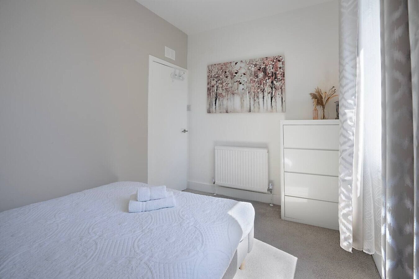 Een bureau, een strijkplank/strijkijzer, gratis wifi, beddengoed