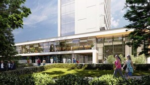 Un moderno edificio de hotel con un letrero destacado que dice "PIENINY GRAND HOTEL".