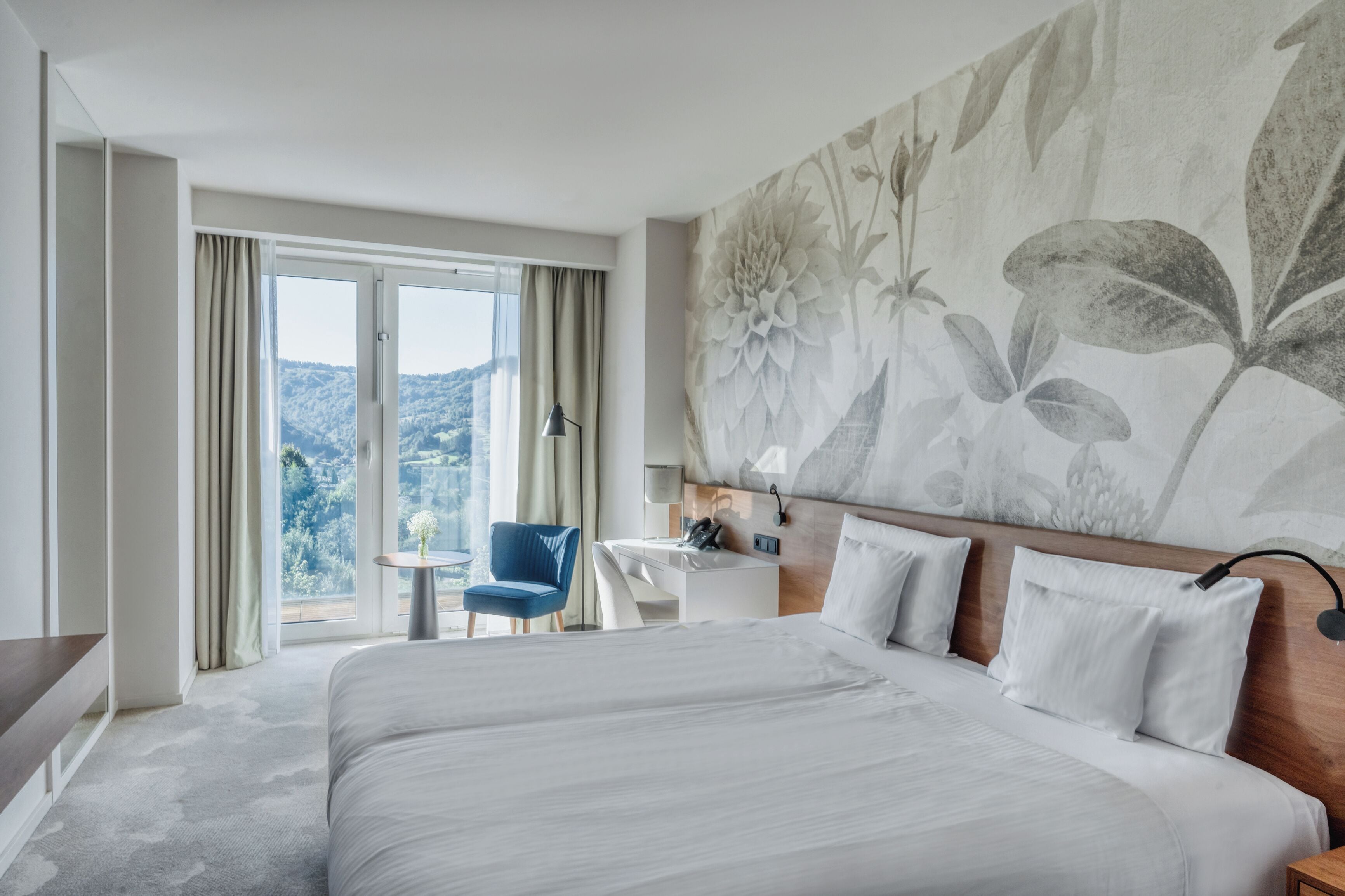 Habitación Confort con 1 cama matrimonial o 2 individuales | Escritorio, tabla de planchar con plancha, wifi gratis y ropa de cama 