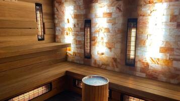 Una sauna con bancos de madera y paredes de piedra.